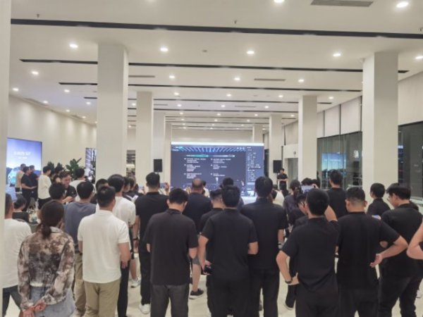 融丰配资 记者体验小米门店狂热营销，多地已现YU7转手订单