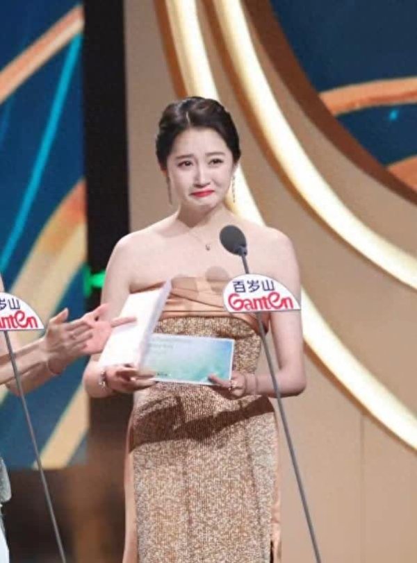 民银证券 蒋欣获奖关晓彤哭了，蒋欣顺手擦泪喊“儿媳妇你别哭”